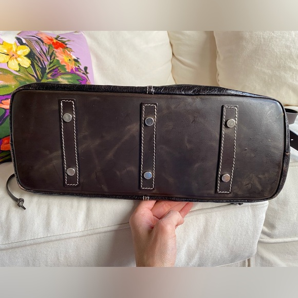 Wrinkled shiny Leather contrast stitch slouchy oversized bucket bag - Picture 9 of 12